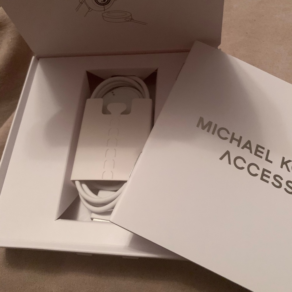 Michael Kors Access Runway Smart Watch Charger NIB